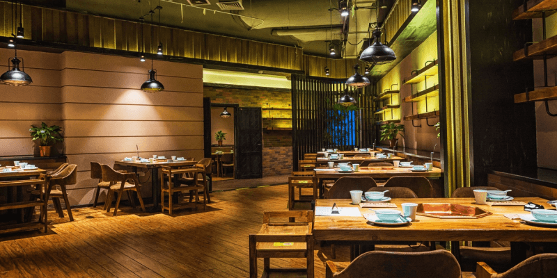 Thiết kế không gian quán rộng rãi và nội thất đẹp mắt là cách marketing thu hút khách hàng