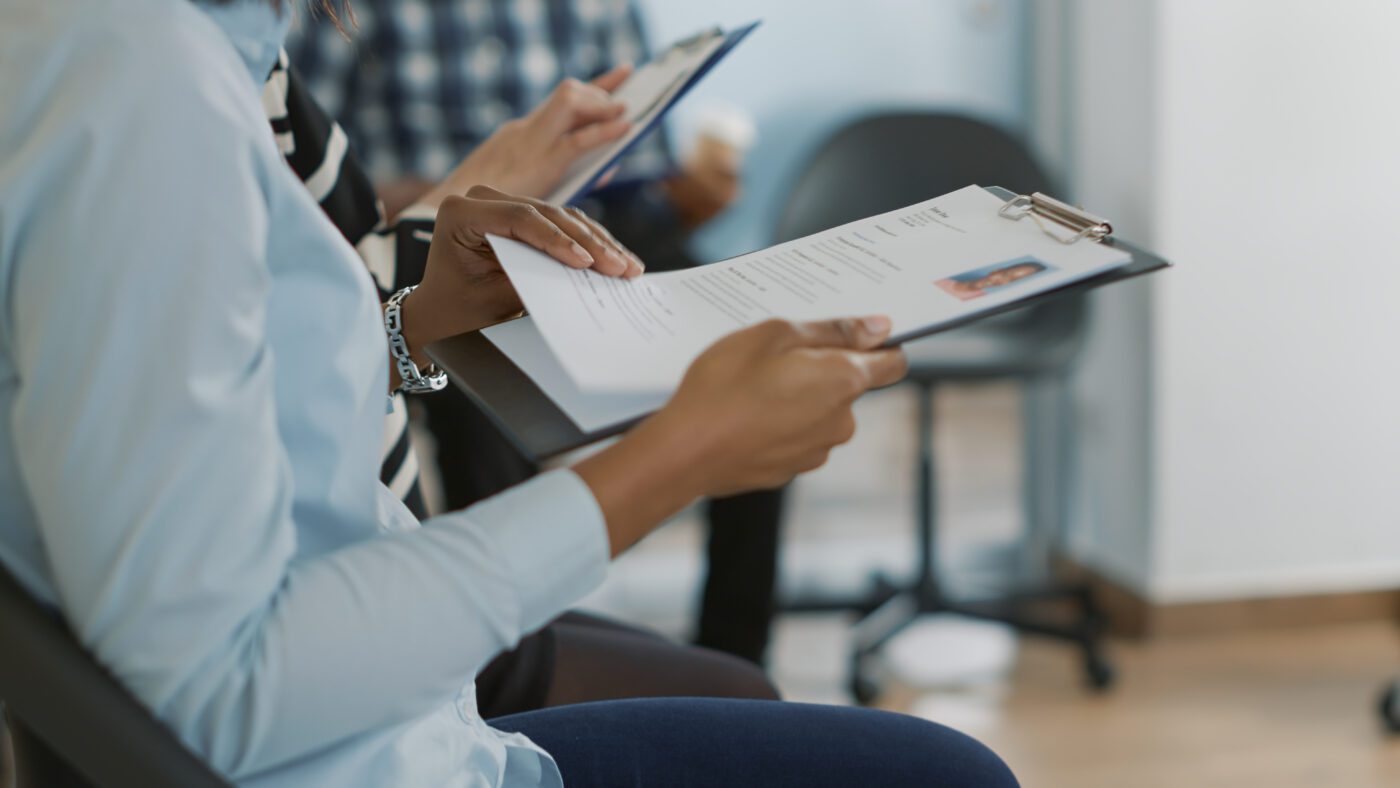 Đừng bỏ qua mà không tham gia vào quá trình ra quyết định, mọi quyết định từ phía agency đều cần phải thông qua bạn 100%, đặc biệt là những chiến lược quan trọng